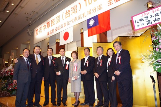 当処徐処長と来賓との一枚
