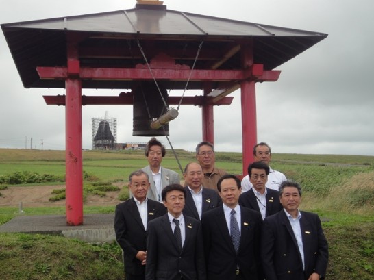 徐処長と「平和鐘の会」北海道支部長岩間幹生などとの一枚