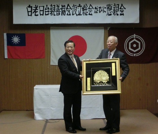 陳処長による孔雀をモチーフとした金箔画の贈呈。