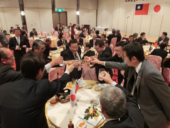 陳処長が祝賀会において交流を深めている様子。