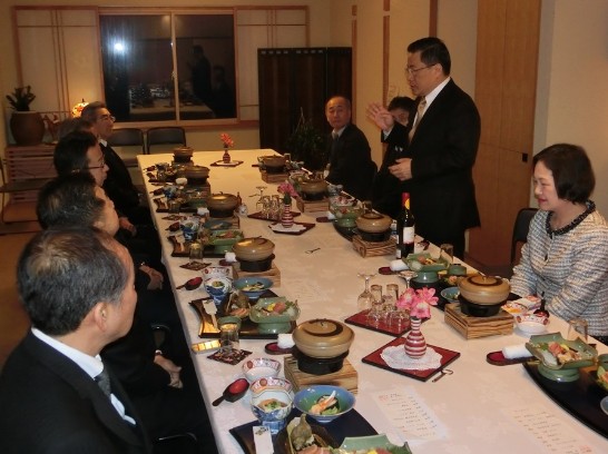 陳処長夫妻と日高振興局の名取局長一行との夕食会