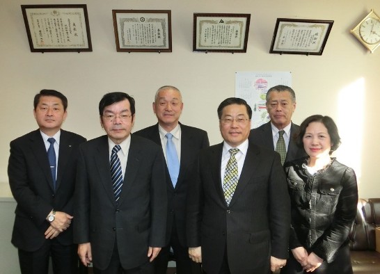 陳処長夫妻と日高町商工会議所の田中会長（左2）、神保一哉町議会議員（右2）、日高建設協会の磯田茂会長（中央）等との集合写真