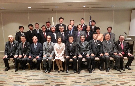 陳処長ご夫妻と来賓の集合写真