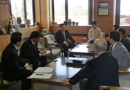 陳処長と合田博東川町副町長一行との会談