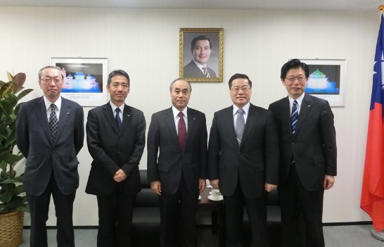 ＪＲ北海道代表取締役須田会長（右三）、同島田修社長（右一）御一行による来処の上での就任御挨拶。陳処長（右二）。