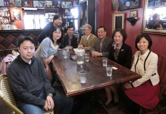 陳処長御夫妻と来賓との集合写真