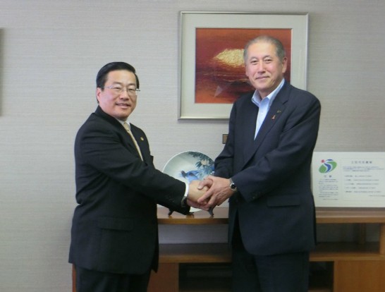 陳処長と牧野勇司市長との記念撮影