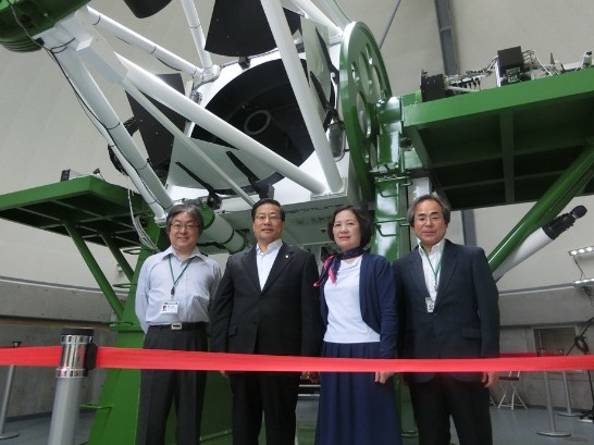 名寄市久保和幸副市長（右1）同行の下、陳処長夫妻が名寄市立天文台視察