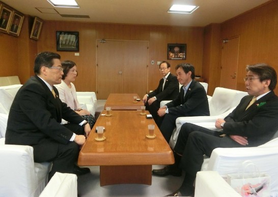 陳処長と蝦名市長（右1）の意見交換