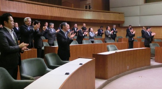 釧路市議会全議員が拍手にて陳処長夫妻を歓迎