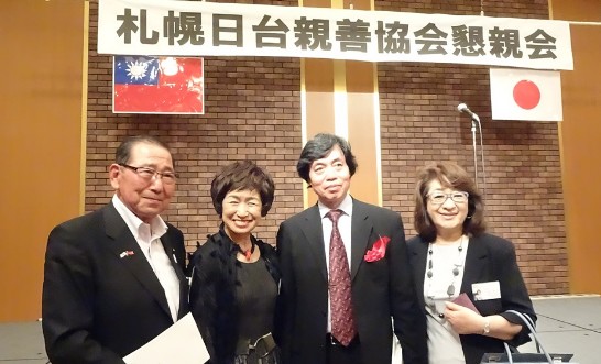 朱先生と富良野地域日台親善協会本間勲会長（左1）、料理研究家星澤幸子（左2）さん等との記念撮影