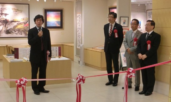 朱振南先生が書画展の開幕式典で挨拶