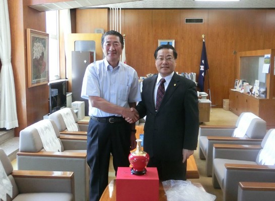 陳処長と加藤議長との記念撮影