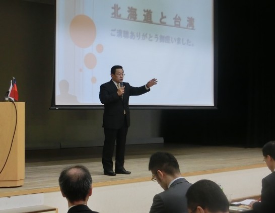 参加者の質問に答える陳処長