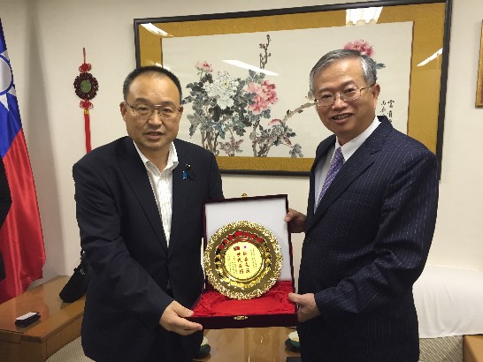 蔡處長（右）頒贈前會長青木謙順（左）紀念金盤