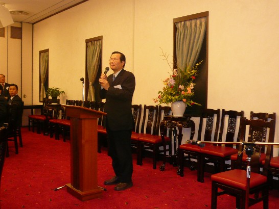 一、本處黃處長應邀於本（99）年3月30日晚間出席兵庫縣日華親善協會(會長：大谷武三郎)假神戶第一樓舉辦之神戶市議會日華親善議員連盟交流會，計有神戶市議會議長吉田謙治、議連會長前島浩一率相關議員、親善協會幹部暨會員及留學生等80餘人與會。