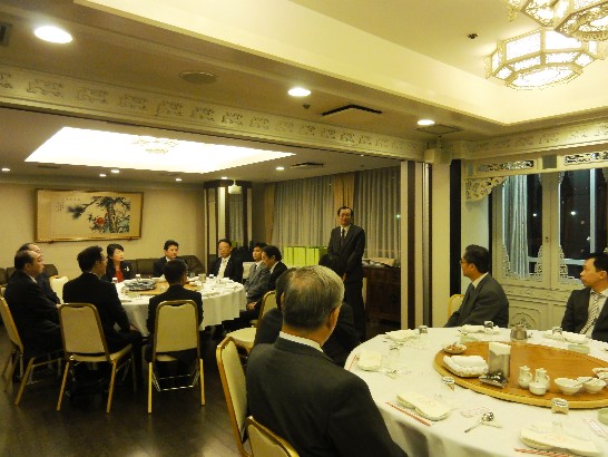 1.黃處長偕同仁於101年12月11日晚間邀請轄內鳥取縣、岡山縣、福井縣、三重縣、富山縣、香川縣、愛媛縣、高知縣及德島縣等9縣駐大阪事務所長及幹部等共15名舉辦座談餐會。