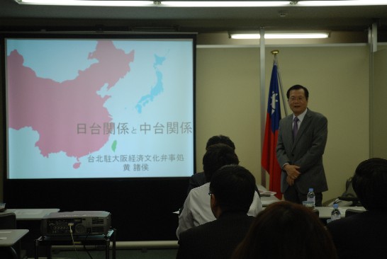 一、早稻田OK會於101年2月7日下午假駐大阪辦事處會議室舉行第31次大會，並邀請黃處長發表「台日關係及兩岸關係」演說。黃處長除介紹台灣經貿及社會發展現況外，更展示故宮文物之魅力以及在投影片輔助下，以精確的數據及豐富的影像向24名早稻田OK會介紹我國國情。演講結束後現場報以熱烈掌聲。