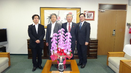 蔡處長與大阪府議員出來成元及枚方市議員田口敬規合影(3)2013.10.22
