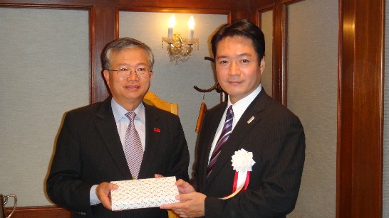 蔡處長與高知縣知事尾崎正直合影(1)2013.10.21