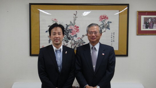 蔡處長與高知縣觀光振興部長久保博道合影(1)2013.10.29