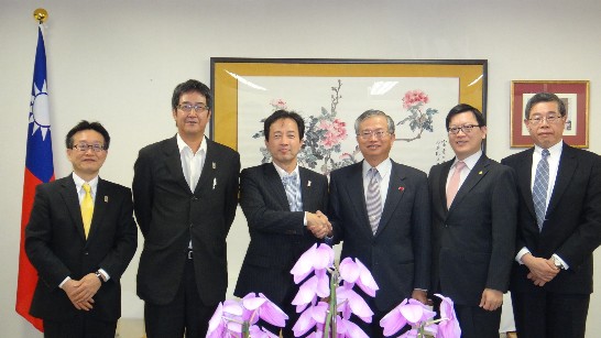 蔡處長與高知縣觀光振興部長久保博道合影(2)2013.10.29