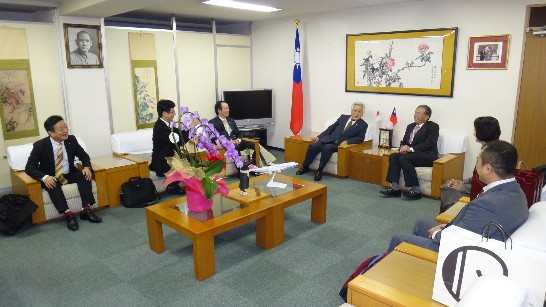 蔡處長與芦屋市日台友好議員連盟會長長野良三等2013.11.12-4