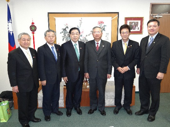 一、富山縣日華親善協會會長中川忠昭率副會長南俊正、副會長藤井侃及事務局長廣嶋壽雄等幹部共4人於1月14日前來駐大阪辦事處，蔡處長明耀對渠等長期熱心協助推動台日地方交流，增進兩國國民情誼特表感謝示意，並盼未來能擴大學生及體育文化等交流，期使雙邊關係向下延深扎根。