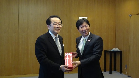 李會長嘉進104年10月27日與伊原木隆太知事互贈紀念品