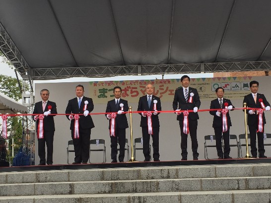 1.蔡處長在開幕典禮上與澤井市長（右三）及貴賓共同剪綵