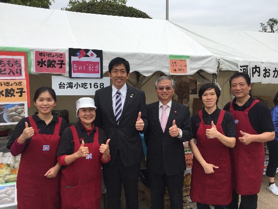 3.蔡處長與澤井市長在台灣小吃168攤位前合影