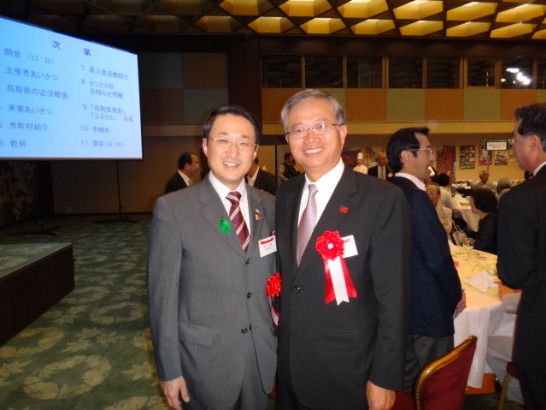 蔡處長以貴賓身分應邀出席關西鳥取縣人會與鳥取縣知事平井伸治合影