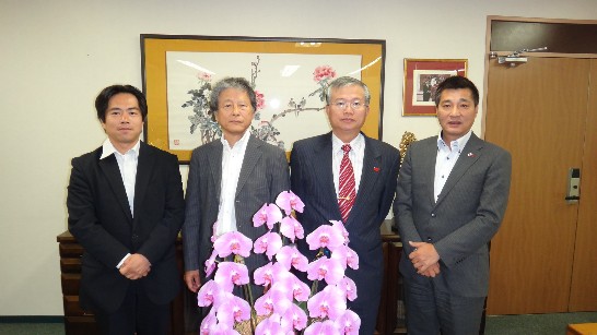 蔡處長與大阪府議員出來成元及枚方市議員田口敬規、大阪中華總會理事盧坤騰合影(2)2013.10.22