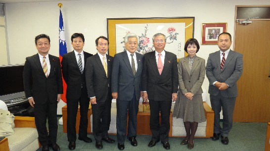 蔡處長與芦屋市日台友好議員連盟會長長野良三等2013.11.12-3