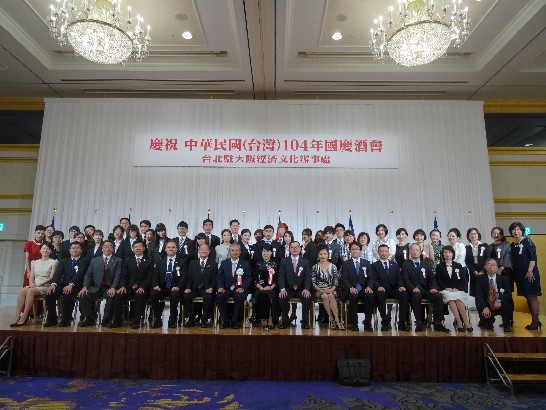 2.蔡處長夫婦偕本處同仁及留學生全體合影