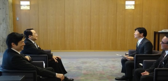 李會長嘉進104年10月27日與岡山縣伊原木隆太知事進行會