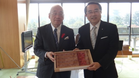 李會長嘉進104年10月30日與奈良縣荒木正吾知事互贈紀念1