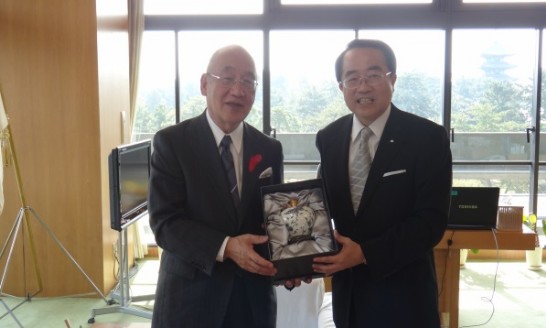 李會長嘉進104年10月30日與奈良縣荒木正吾知事互贈紀念2