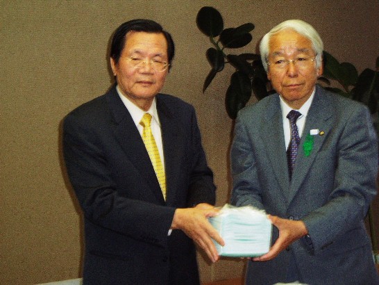 一、台湾政府が大阪府と兵庫県に寄贈するH1N1新型インフルエンザ予防マスク20万枚が今(5)月20日正午関空に到着した。同日午後5時、黄處長が兵庫県庁、そして洪副處長が大阪府社会福祉協議会まで、それぞれマスク10万枚を届けた。