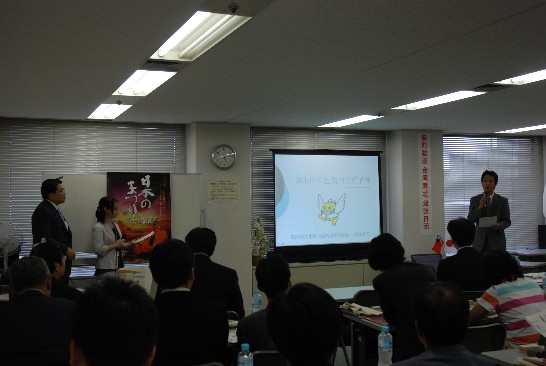一、台湾環境保護署の劉銘龍主任秘書を団長とする台湾各県市の環境担当者からなる「ゼロ・ウェスト」訪問団が来日し、6月16日午後5時、鳥取県関西本部(大阪市北区)開催の「鳥取環境セミナー」に参加した。訪問団は関西本部の米田本部長、鳥取環境大学の古澤学長のほかに、来阪した鳥取県庁幹部数名と環境議題について熱心に意見交換をした。