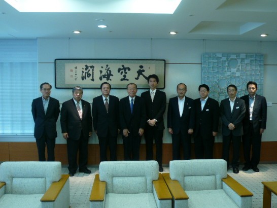 一、7月3日午後、黄處長は香川県知事真鍋武紀と県議会議長鎌田守恭を表敬訪問し、我が国との関連議題について意見交換をした。