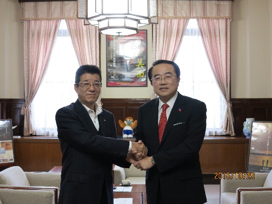 本會李會長（右）拜會大阪府知事松井一郎（左）