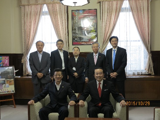 會晤後本會李會長（前排右）與大阪府知事松井一郎（前排左）及全體與會人員合影留念