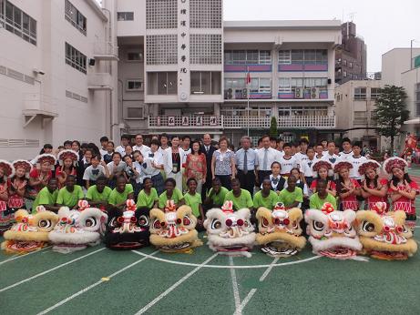 粘總領事夫婦與ACC院童及橫濱中華學院學生在操場合影留念。