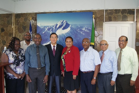 駐館曹大使(前排左3)與Rosalyn Hazelle大使(前排左4)、David Lake總會長(前排左2)及克國貿訪團其他團員合影。