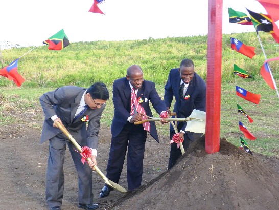 曹大使(左)、克國總理道格拉斯(中)及教育部長卡迪(右)共同執行動土儀式