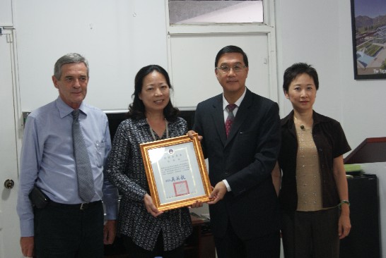 曹大使代表吳僑務委員長頒贈荷屬聖馬丁僑務促進委員彭瑞媛女士感謝狀。照片自左而右為彭僑務促進委員夫婿John Baker、彭僑務促進委員及曹大使夫婦。