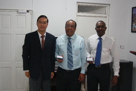 曹大使立傑(左1)在駐館與克國總商會會長David Lake(右1)及秘書長Calvin Cable合影。