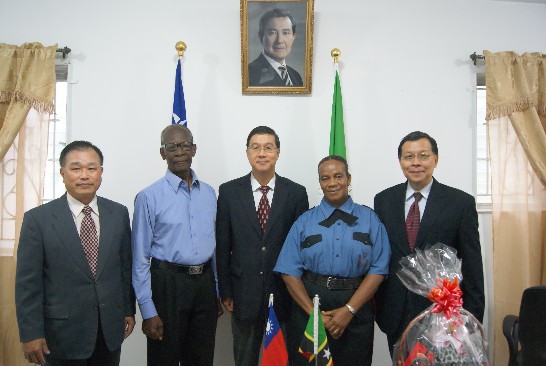 曹大使(中間)與Diamond保全公司董事長Stanley Franks(左2)及模範警衛Ms. Hummie Browne(右2)合影。