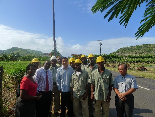 駐館曹大使(左3)與克國能源部次長Lenrick Lake(左2)等在施工現場合影。